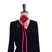 玫红色系花朵系带两用款，蝴蝶结装饰女士时髦单品颈饰腰带腰部配饰