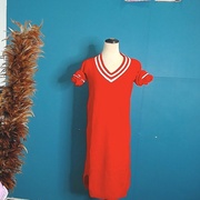 女v领宽松打底裙条纹，中长款学生毛衣裙，气质中国红针织连衣裙