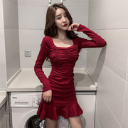 褶皱红色裙子秋冬方领显胸性感女人味连衣裙夜店设计感鱼尾包臀裙