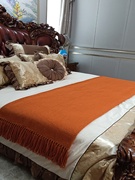 样板房间黑色橘色搭毯蓝色，搭巾沙发床尾毯黄色床白色盖毯装饰