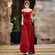 敬酒服一字肩红色吊带裙新娘高级感酒红色订婚礼服女结婚修身长款
