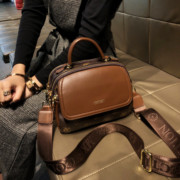 香港品牌包包女2024流行复古斜跨小包真皮手提单肩质感小方包