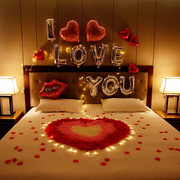 情人节浪漫玫瑰花表白场景酒店情侣房间布置床上装饰花瓣求婚七夕