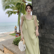 法式慵懒宽松显瘦吊带裙女夏季绿色长裙系带蝴蝶结海边度假连衣裙
