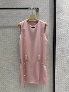 23年夏季H版型低腰线开叉裙摆温柔粉色金属钻扣腰链无袖连衣裙