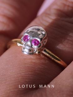 甜酷芭比.天然红宝石，rubyskullring手镶双金属骷髅戒指