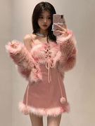 “爱心皮肤” 设计感粉色爱心毛毛领口毛球绑带点缀短外套+连衣裙