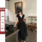 辰米范法式收腰连衣裙女显瘦夏季设计感露背黑色，v领泡泡袖长裙子
