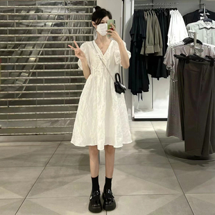 高级感白色连衣裙女夏季收腰小个子法式泡泡袖V领显瘦印花长裙