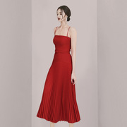 2023红色连衣裙小众设计感性感，细吊带腰带修身百褶长裙女