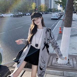 时尚2024秋冬新款中长款女针织开衫蝙蝠袖加厚宽松印花毛衣外套潮