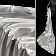 太空银色亮皮羽绒服棉服布料，-金属光泽感，银灰色背景布设计师面料