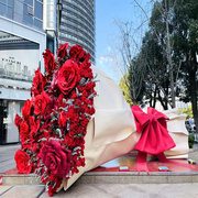 七夕商场大型花艺美陈布置巨型仿真玫瑰花束瀑布装饰打卡拍照道具