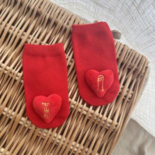 新生婴儿宝宝大红色纯棉喜庆可爱满月凹造型立体袜，春秋直板袜爱心