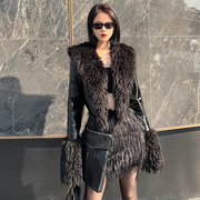 杨杨黑色滩羊毛翻领漆皮短外套，女冬季高级感毛毛拼接亮面皮衣