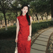 新中式复古红色旗袍连衣裙2024夏季民，国风改良年轻款绝美开叉长裙