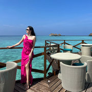 马尔代夫海边旅游度假沙滩，长裙超仙荷叶边飘逸开叉斜肩吊带连衣裙