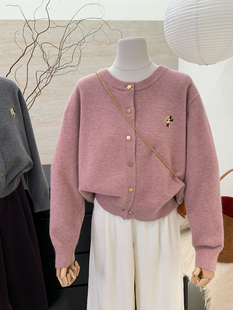 小哲冬季韩国设计感小众刺绣圆领加厚短款开衫毛衣女外套
