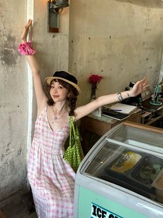 泰国旅行海边度假长裙女夏季少女粉色格子，v领露背吊带连衣裙