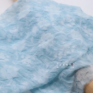蓝色山茶花压花褶皱雪纺布料炒色设计师面料柔软细腻旗袍连衣裙