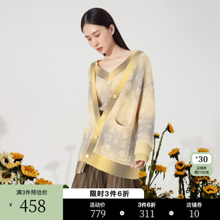XG雪歌浅黄色中长款毛针织衫2023秋季拼色设计长袖羊毛开衫女