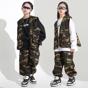 儿童街舞潮服嘻哈hiphop童装2024男女童表演服军绿色迷彩马甲套装