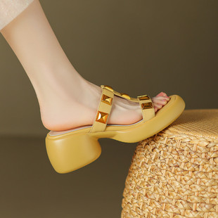 时尚外穿厚底罗马女拖鞋真皮，t型带铆钉，凉拖粗跟松糕底黄色露趾凉