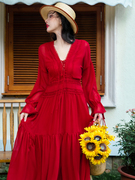 法式复古红色v领显瘦连衣裙，秋蕾丝拼接雪纺，长袖长裙旅拍度假红裙
