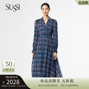 sussi古色23春商场同款蓝色，西装v领主题印花x型中长款连衣裙