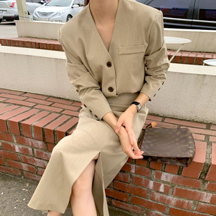 韩国chic简约气质v领三粒扣长袖，西装外套+高腰包(高腰包)臀开叉半身裙套装