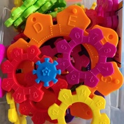 幼儿园桌面积木数字字母形状，雪花片桶装塑料，拼插积木儿童益智玩具