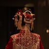 中式新娘发饰红色绒花流苏，眉心坠古典造型，饰品秀禾服盘发古风头饰