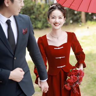 红色长袖连衣裙女2024春季新中式，方领设计感盘扣金丝绒结婚敬酒服