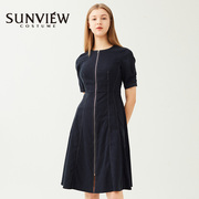 sunview尚约4分袖丝光牛仔，面料收腰设计前襟，拉链裙摆开叉连衣裙