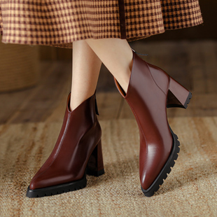 短靴女士2023秋冬季粗跟尖头短筒高跟鞋防水台酒红色真皮靴子