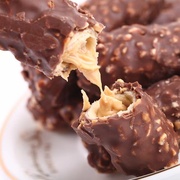 俄罗斯巧克力花生棒味夹心，牛奶味礼盒装饼干巧克力，棒零食能量棒