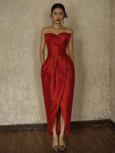 新中式红色抹胸晨袍缎面，开叉简约气质显瘦新娘，结婚订婚宴晚礼服裙