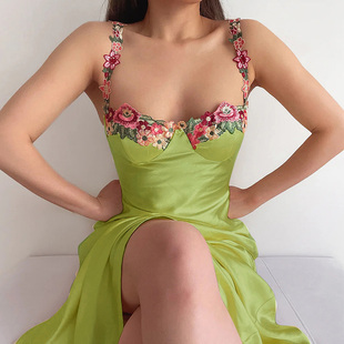instunning欧美大码绿色连衣裙女刺绣花朵裙子，海边度假缎面吊带裙