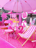 玫红粉色招财色海滩造景，装饰撞色荧光粉，椅子折叠躺椅沙滩椅