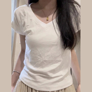 纯白V领短袖t恤女2024夏季小众设计感独特修身显瘦甜辣上衣服