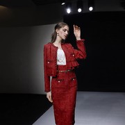 2023秋冬季女装时尚红色钉珠，短款外套高腰，一步半裙气质套装