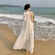法式白色挂脖蕾丝吊带连衣裙，女夏季高级感小白裙海边度假复古裙子