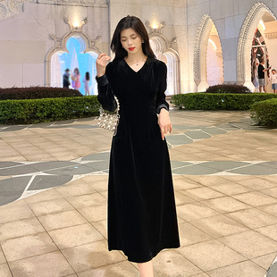 赫本风气质金丝绒黑色连衣裙，女装2024春装，高级感v领法式长裙