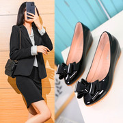 黑色女鞋豆豆鞋，2024春季韩版百搭漆皮，中跟职业工作鞋坡跟单鞋