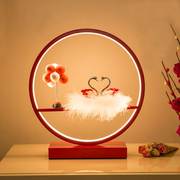 结婚台灯红色婚房喜庆装饰水晶天鹅床头灯，温馨创意智能卧室中式灯