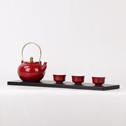 新中式样板房客厅茶几茶具茶室，摆放红色陶瓷茶壶，茶杯套装组合摆件