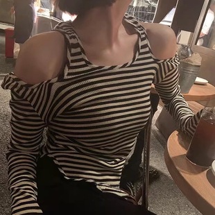 韩国东大门秋季气质女人味，性感露肩弹力条纹，长袖t恤女上衣潮