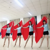芳华同款舞蹈丝巾表演绸缎专业跳舞大红色方巾，中国红年会舞台道具