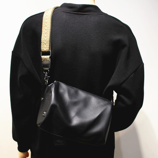 韩国ins斜挎包简约设计小众，男单肩包女学生包软皮(包软皮，)拉链背包ipad包