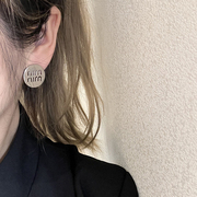 小众简约金属质感镂空字母耳环，女ins个性设计感百搭圆形通勤耳钉